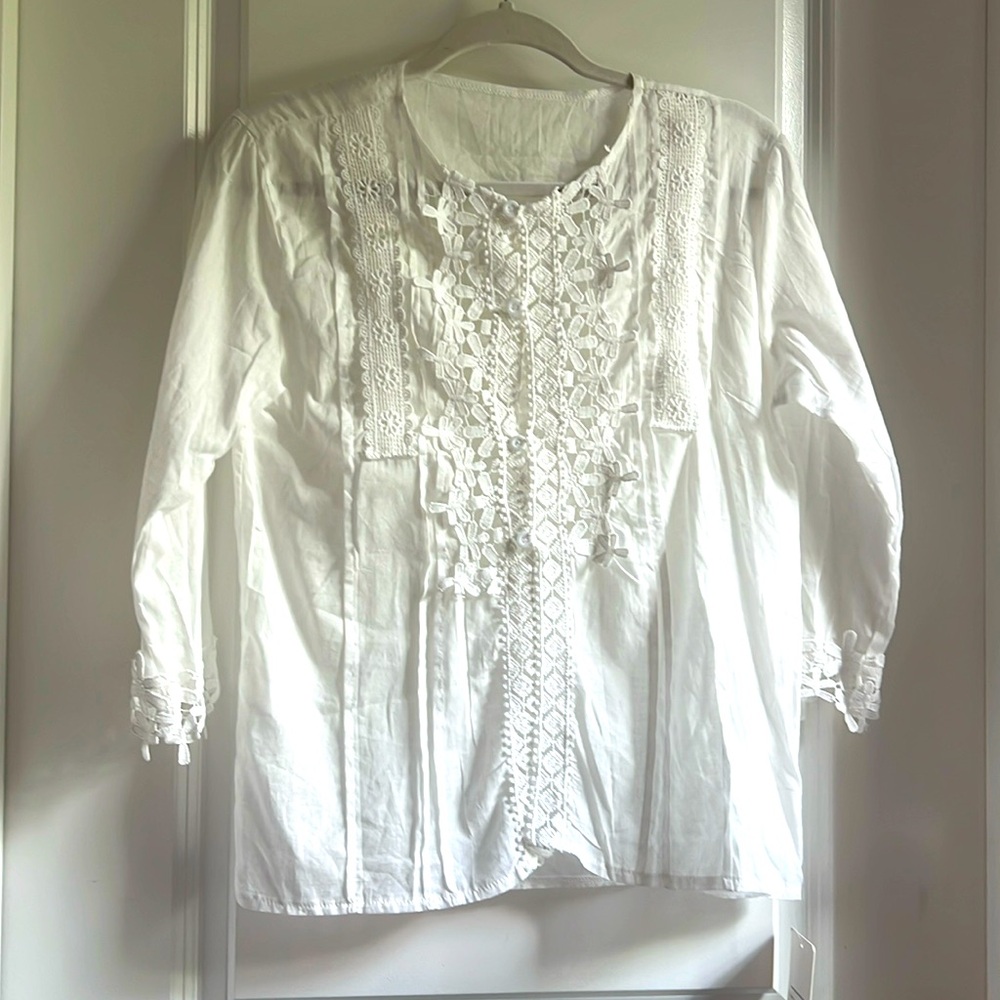 NWT XL NXH white embroidery and lace top with 3/4 length sleeves.